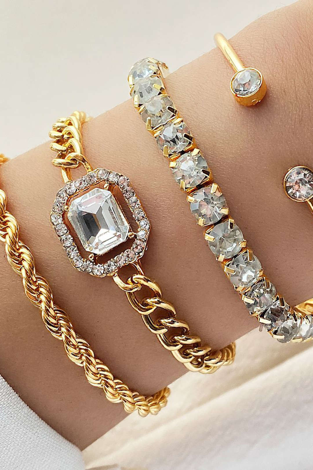 Ensemble de bracelets cloutés